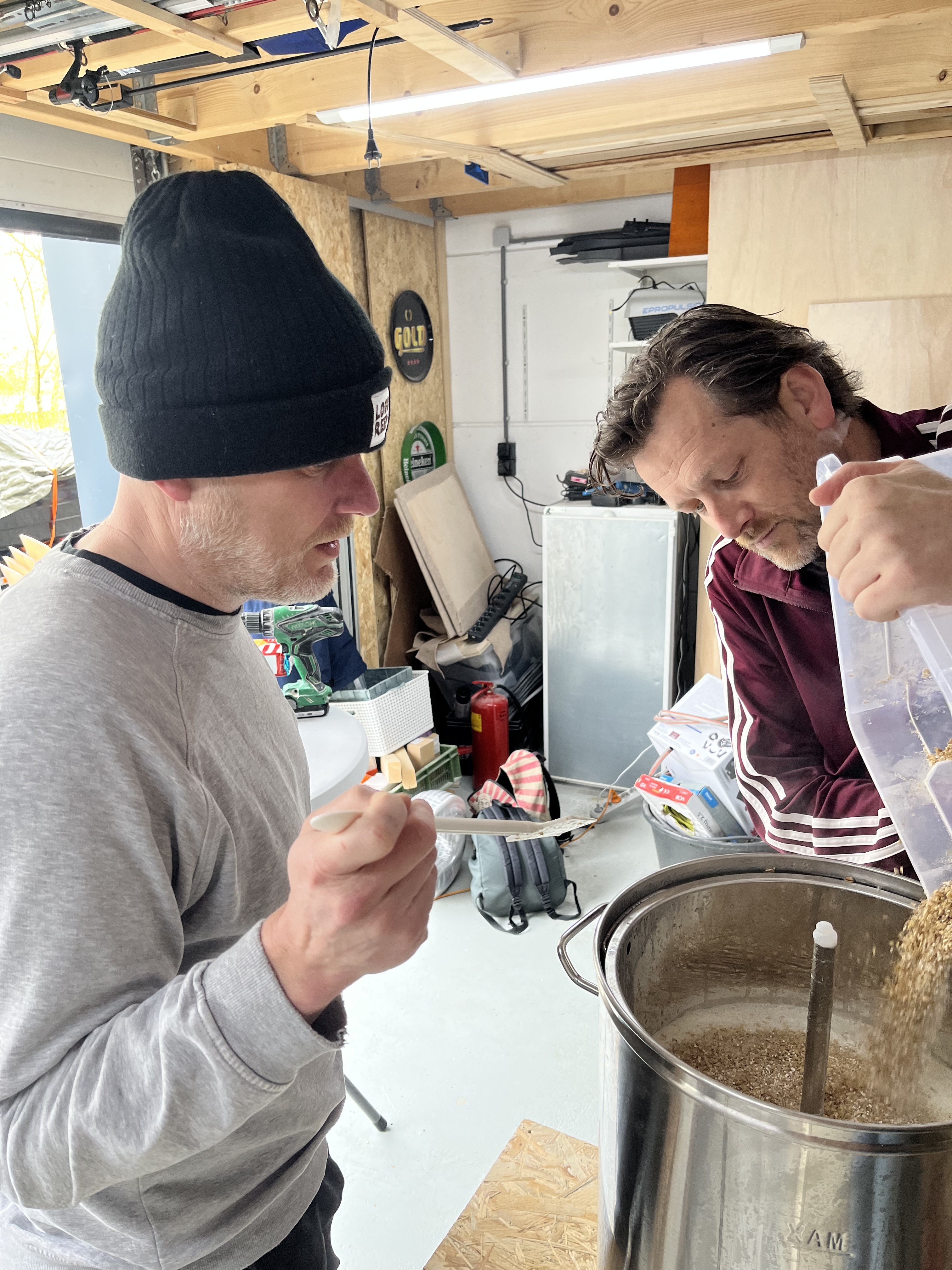 Brouwdag 4. Cor & John aan het werk